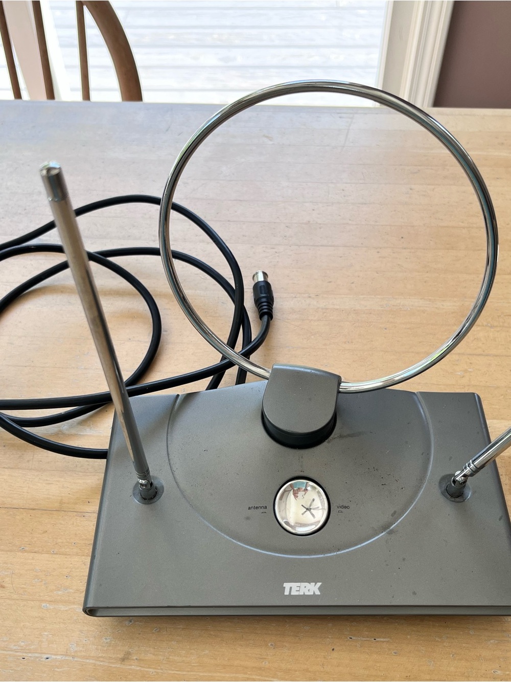 Silver Indoor HDTV Antenna with Loop and Telescopic Rods